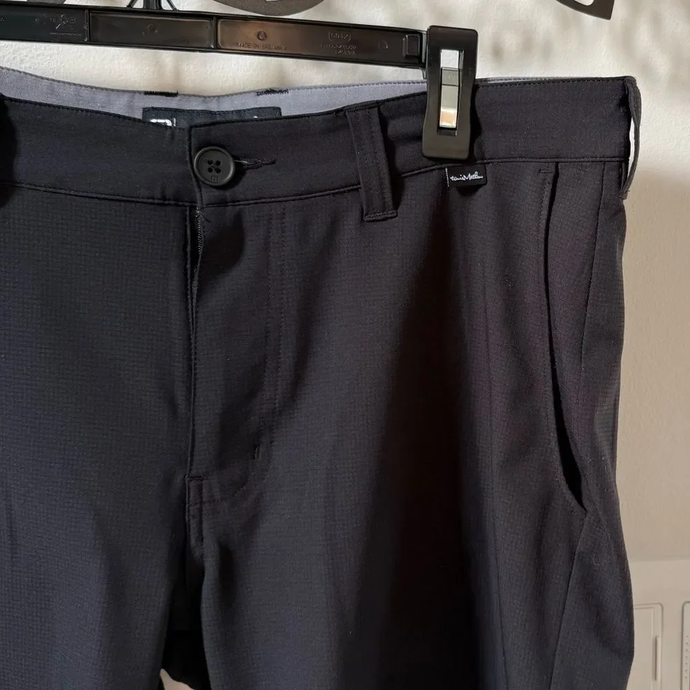 TravisMathew The Beck Perfect  Short 9.5” in Black 32